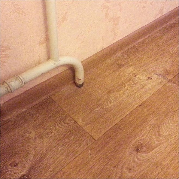 Чем красиво закрыть зазоры в ламинате вокруг труб отопления