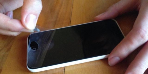 Как ровно наклеить защитную пленку на смартфон без пузырьков своими руками Как ровно наклеить защитную пленку на смартфон без пузырьков своими руками