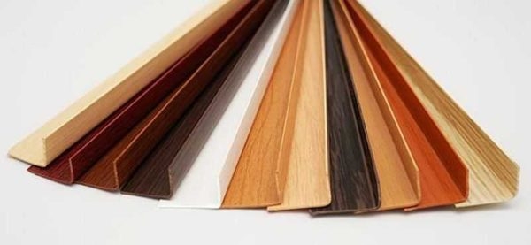 Отделка откосов декоративными пластиковым уголками