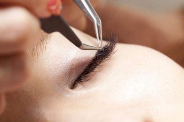 Как выбрать клей для наращивания ресниц Как выбрать клей для наращивания ресниц