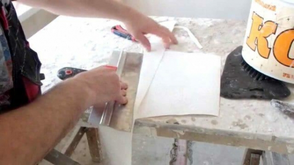 Как правильно клеить обои: подробная инструкция Как правильно клеить обои: подробная инструкция