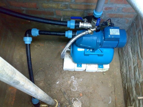 Водоснабжение частного дома из колодца своими руками — схема устройства