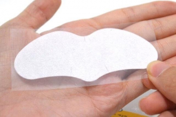 Зачем клеят пластырь на нос? Зачем клеят пластырь на нос?