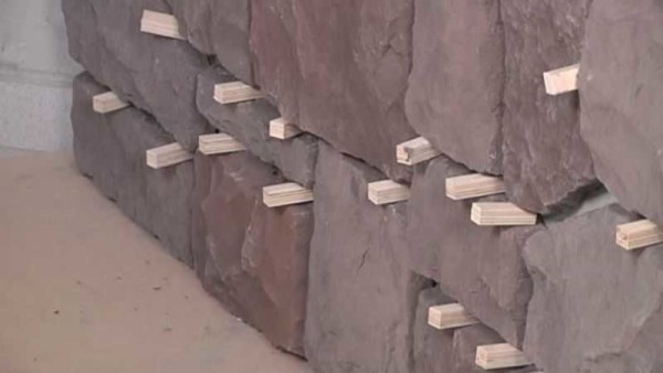 Декоративный камень в прихожей &mdash; секреты укладки