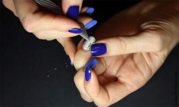Как наклеить стразы на ногти в домашних условиях Как наклеить стразы на ногти в домашних условиях