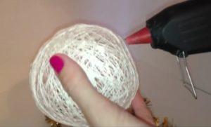 Как сделать снеговика из ниток и клея