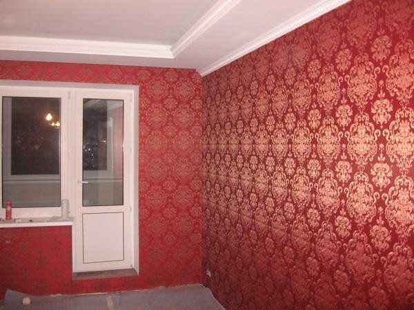 Почему не стоит клеить обои в сырую погоду Почему не стоит клеить обои в сырую погоду