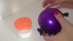 Как сделать снеговика из ниток и клея