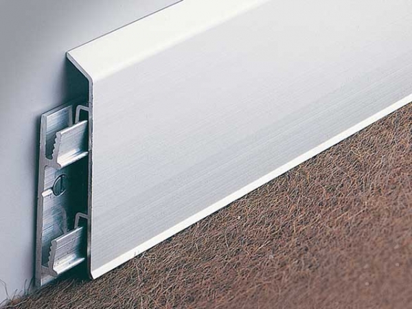 Алюминиевый плинтус для пола: анодированный, щиткованное серебро