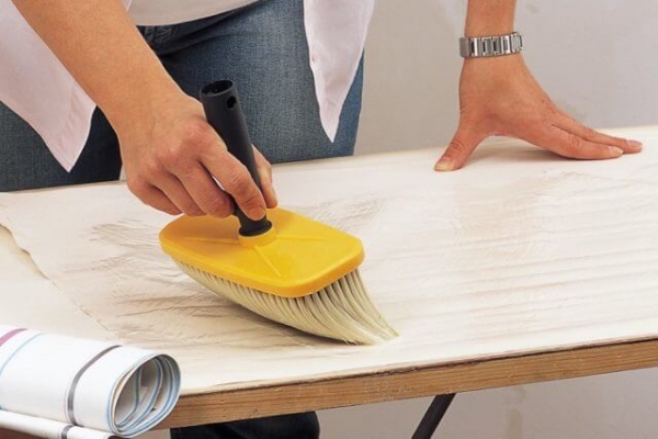 Как быстро и без лишних усилий поклеить обои одному Как быстро и без лишних усилий поклеить обои одному