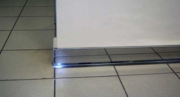Алюминиевый плинтус для пола: анодированный, щиткованное серебро