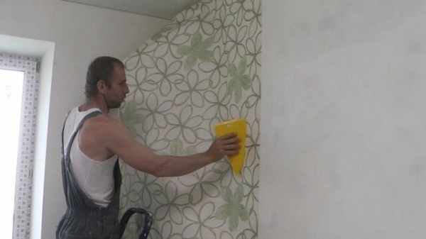 Как быстро и без лишних усилий поклеить обои одному Как быстро и без лишних усилий поклеить обои одному