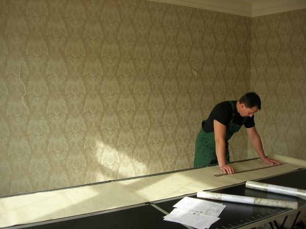 Почему не стоит клеить обои в сырую погоду Почему не стоит клеить обои в сырую погоду