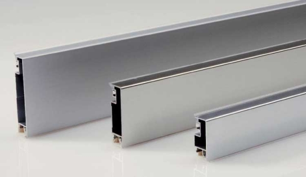 Алюминиевый плинтус для пола: анодированный, щиткованное серебро