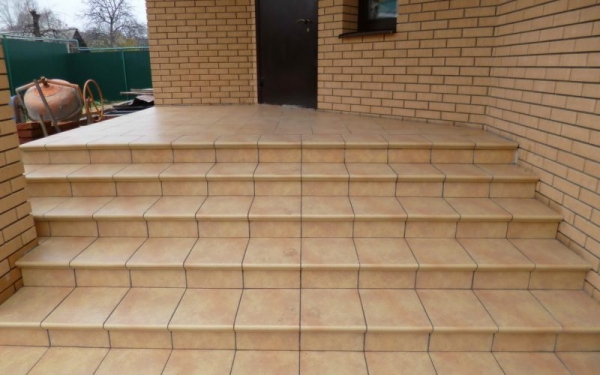 Почему не стоит отделывать плиткой ступени крыльца