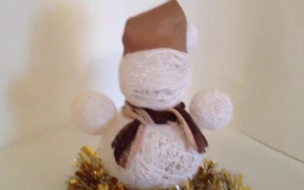 Как сделать снеговика из ниток и клея