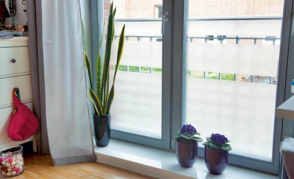 Как клеить пленку на окно от солнца? Как клеить пленку на окно от солнца?