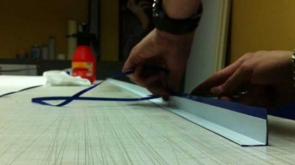 Как правильно обклеить стол самоклеющейся пленкой? Как правильно обклеить стол самоклеющейся пленкой?