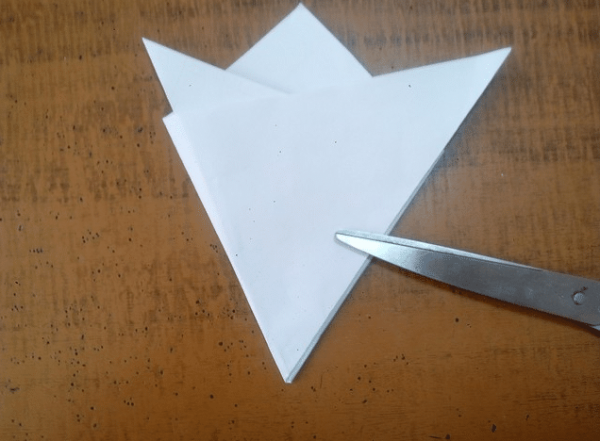 Как правильно сделать снежинки из бумаги и приклеить их на окно