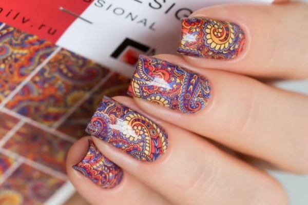 Как правильно и красиво клеить наклейки на ноготь Как правильно и красиво клеить наклейки на ноготь