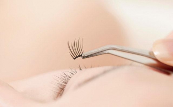Как правильно наклеить накладные ресницы