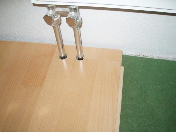 Чем красиво закрыть зазоры в ламинате вокруг труб отопления