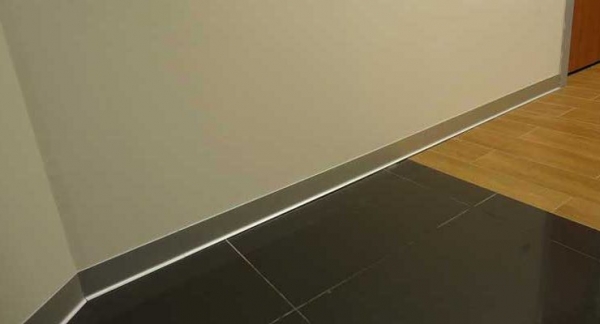 Алюминиевый плинтус для пола: анодированный, щиткованное серебро