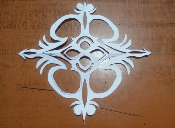 Как правильно сделать снежинки из бумаги и приклеить их на окно