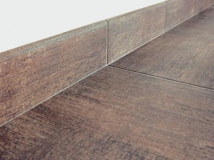 Какой выбрать плинтус — изучаем варианты!