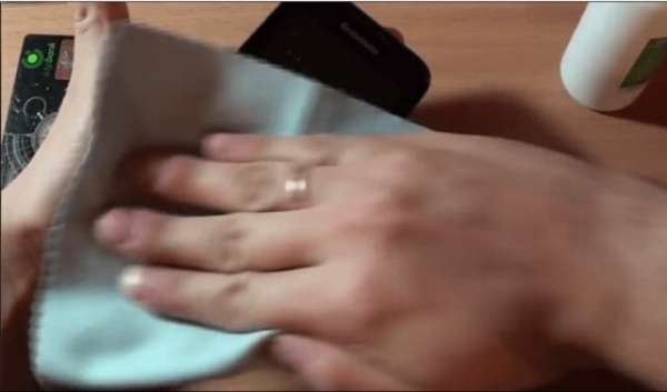 Как ровно наклеить защитную пленку на смартфон без пузырьков своими руками Как ровно наклеить защитную пленку на смартфон без пузырьков своими руками