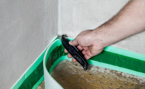 Для чего нужна самоклеющаяся демпферная лента: для стяжки, отмостки Для чего нужна самоклеющаяся демпферная лента: для стяжки, отмостки