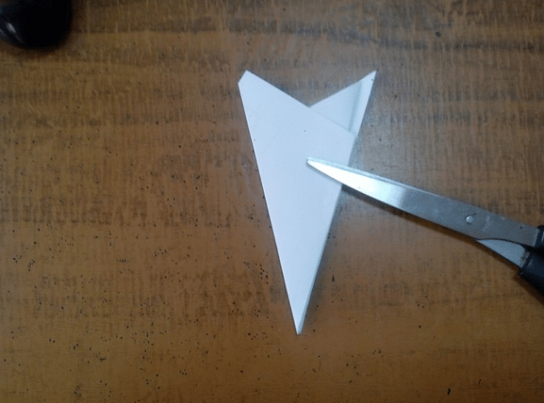 Как правильно сделать снежинки из бумаги и приклеить их на окно