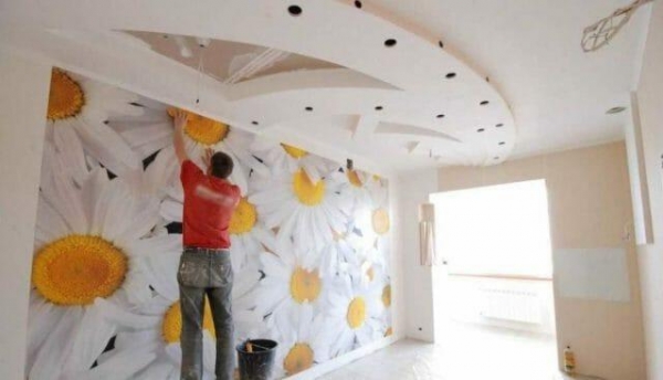 Порядок действий при отделке комнаты: сначала натяжной потолок или обои?