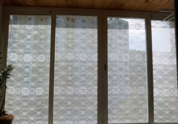 Как правильно приклеить тюль на окно?