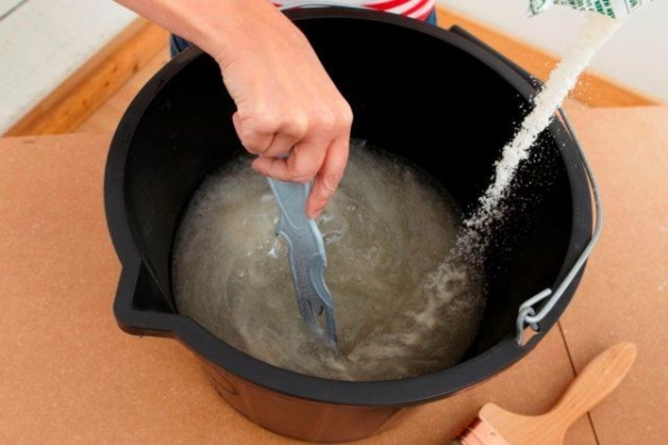 Выбираем обои для потолка и изучаем нюансы поклейки