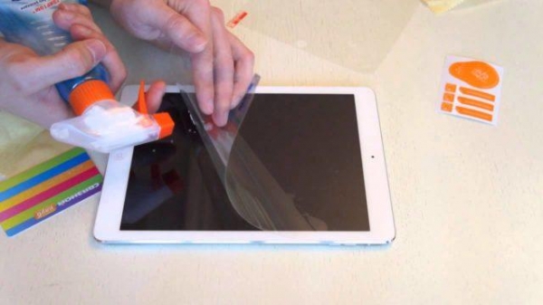 Как правильно наклеить защитную пленку на планшет без пузырей