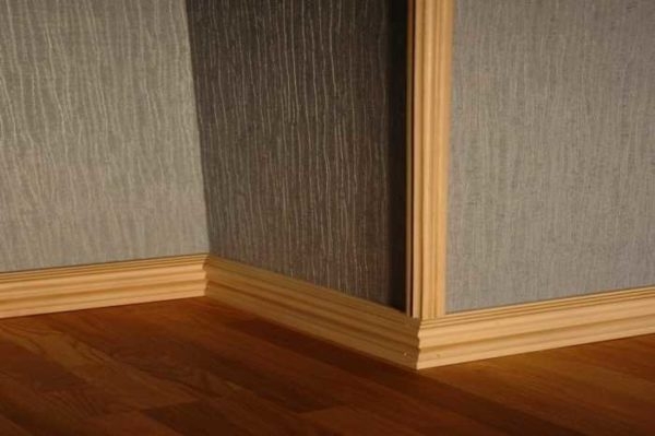 Отделка откосов декоративными пластиковым уголками