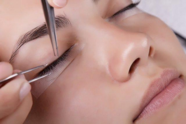 Как выбрать клей для наращивания ресниц Как выбрать клей для наращивания ресниц