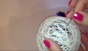 Как сделать снеговика из ниток и клея