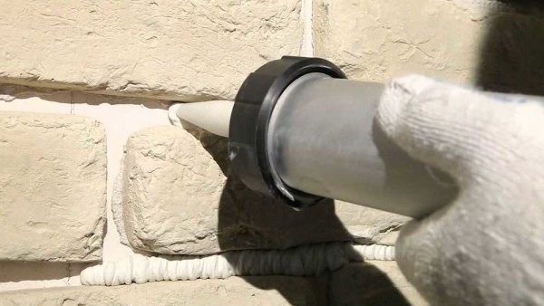 Декоративный камень в прихожей &mdash; секреты укладки