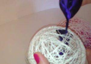 Как сделать снеговика из ниток и клея