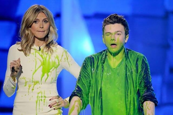 Как отстирать пятно от лизуна с ткани