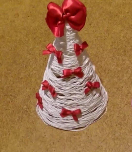 Как сделать новогоднюю елку из ниток и клея своими руками Как сделать новогоднюю елку из ниток и клея своими руками