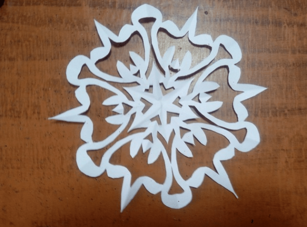 Как правильно сделать снежинки из бумаги и приклеить их на окно