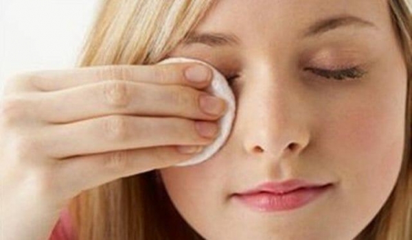 Первая помощь при попадании клея в глаз