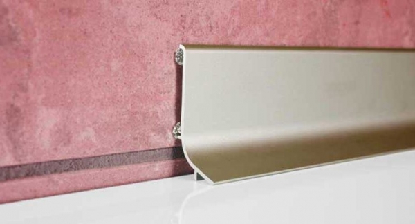 Алюминиевый плинтус для пола: анодированный, щиткованное серебро