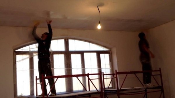 Как самостоятельно приклеить стеклохолст на потолок?