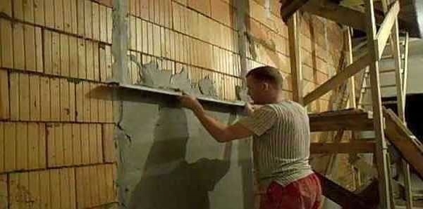 Установка маяков для штукатурки, стяжки