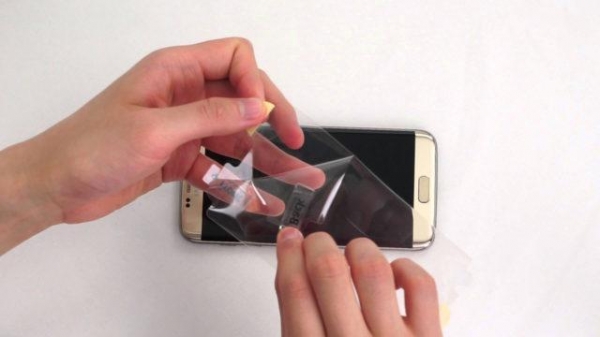 Как быстро снять защитную пленку с телефона дома