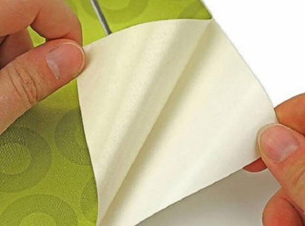 Как клеить самоклеящуюся пленку на стены? Как клеить самоклеящуюся пленку на стены?